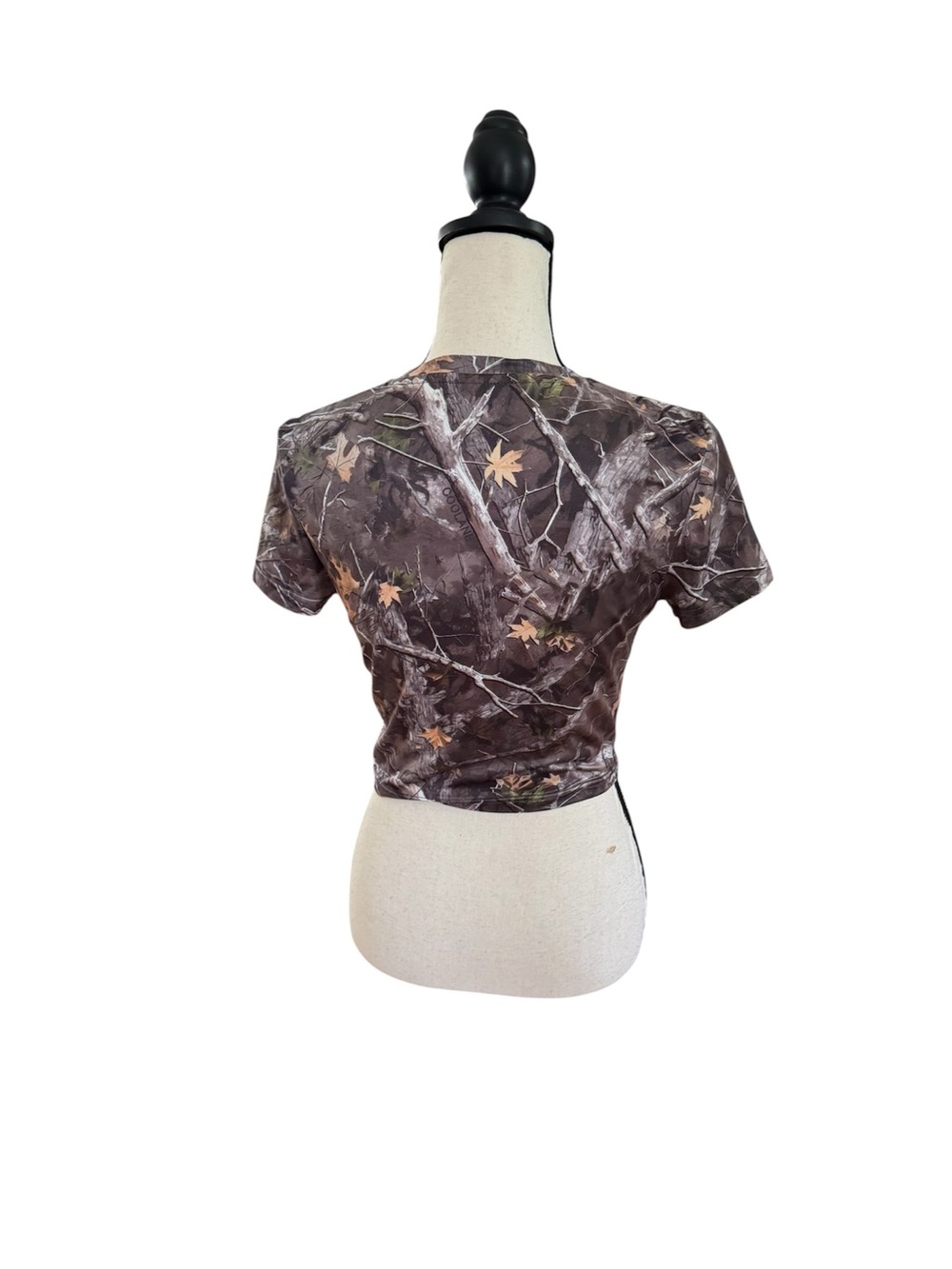 SHEIN Brown Camo Leaf Print Short Sleeve Crop Top - Picture 2 of 3